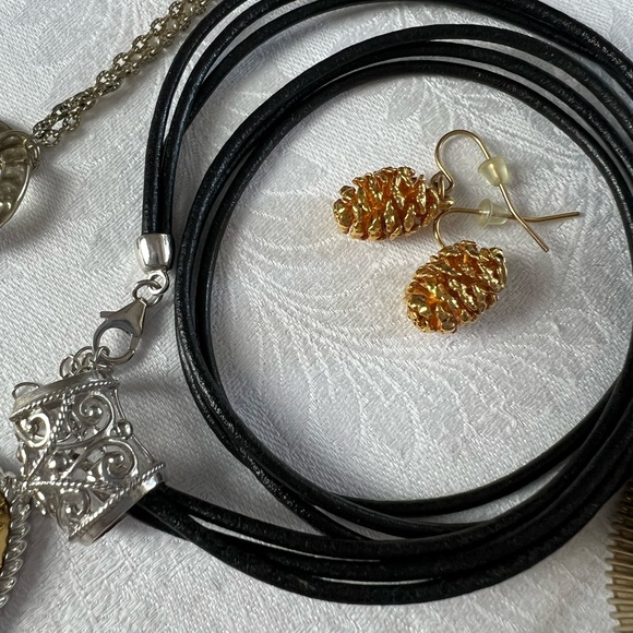 Fashion Jewelry Gold Tone Jewelry Lot Necklaces Bracelets Earrings Brooches Set - Picture 8 of 13